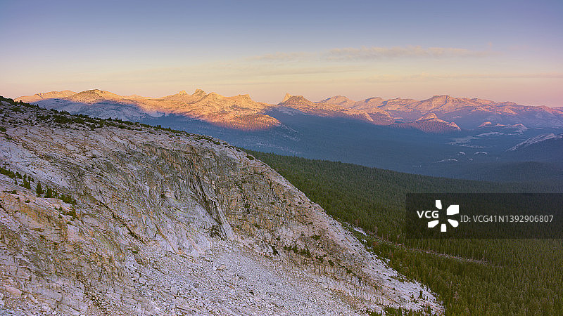 群山环绕中的冰碛平原图片素材