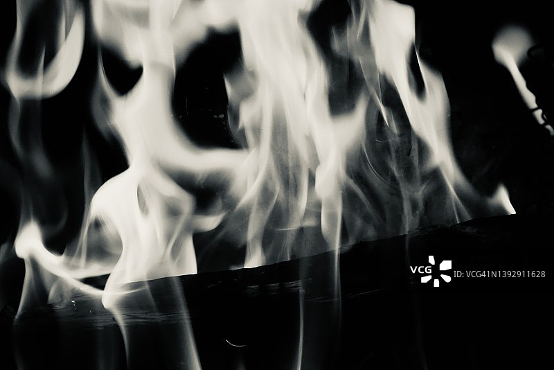 篝火上的火焰升腾图片素材
