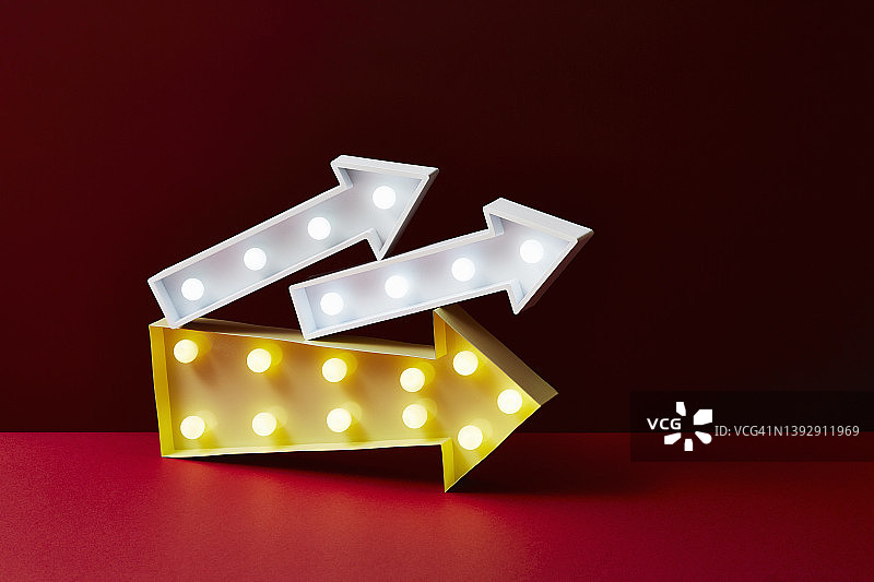 三支指向同一方向的箭图片素材