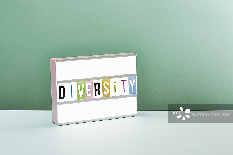 灯箱上的多元化信息图片素材