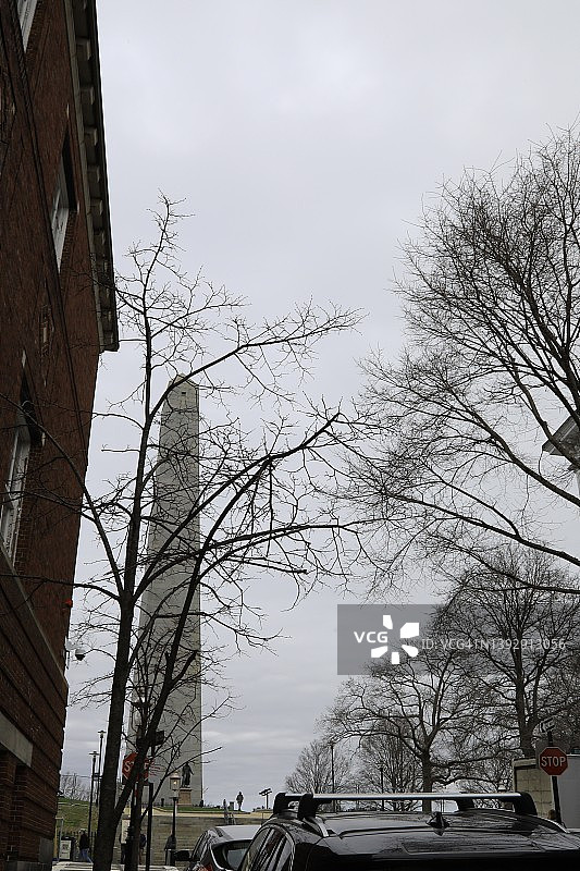 从波士顿查尔斯顿街区看到的邦克山纪念碑图片素材