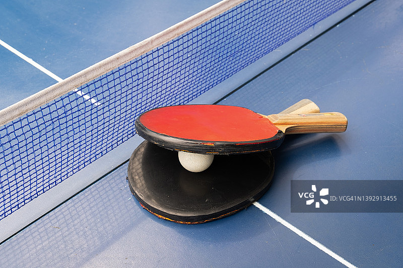 旧球拍和网球放置在游戏桌或球场上，体育娱乐和健康生活方式理念，积极的休闲活动图片素材