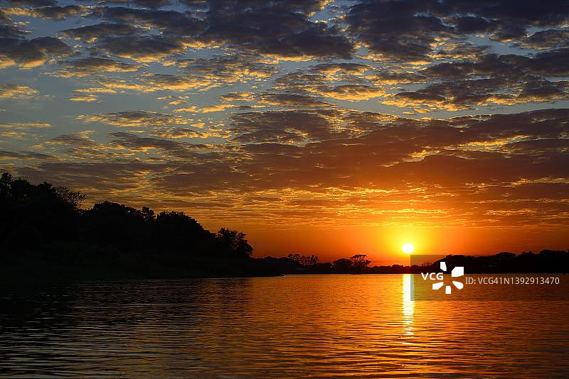 巴西马托格罗索潘塔纳尔湿地圣劳伦索河日出图片素材