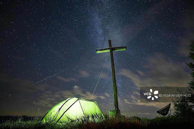 星空下Portlakopf山顶的绿色帐篷，奥地利图片素材