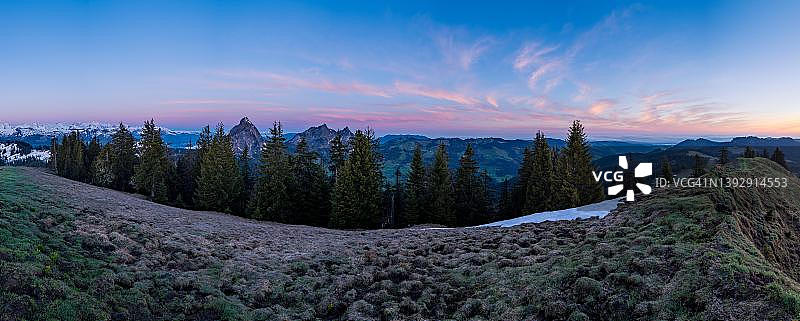 瑞士施维茨州富格伦斯托克山的清晨：米滕峰与阿尔卑斯山图片素材
