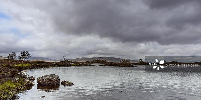 阴云密布的沼泽景观，苏格兰兰诺赫沼泽图片素材