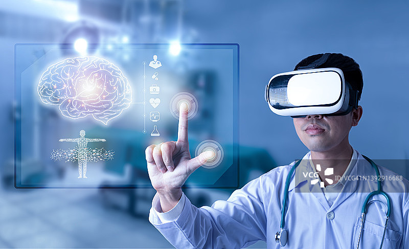 医生分析患者脑部测试结果与人体解剖，基于未来科技虚拟界面图片素材