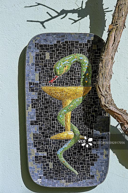 药房马赛克标志，蛇与杯，德国巴伐利亚图片素材