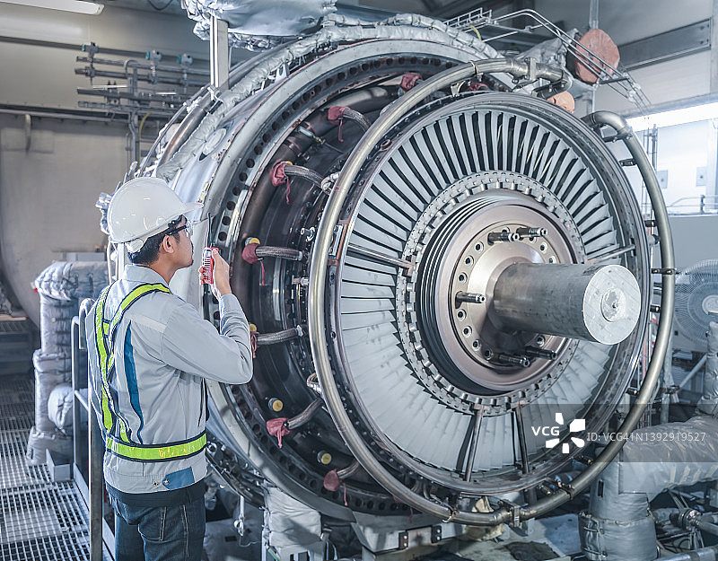 工业区燃气轮机工程师工作照，工人在发电站检查涡轮机，电厂设备，工人检查工厂涡轮叶片图片素材