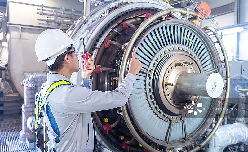工业区燃气轮机工程师工作照，工人在发电站检查涡轮机，电厂设备，工人检查工厂涡轮叶片图片素材