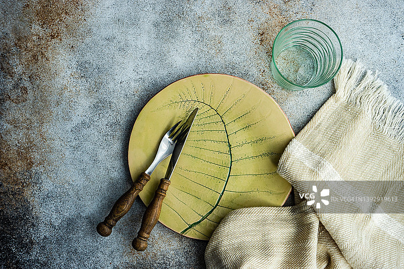 简约的乡村风格餐桌摆台俯视图图片素材