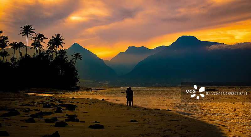 美国夏威夷毛伊岛热带海滩日落情侣剪影图片素材