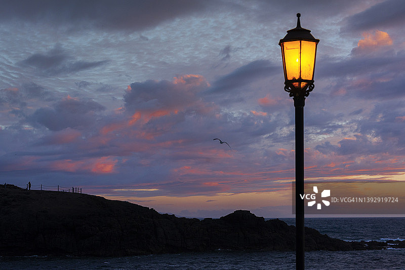 西班牙富埃特文图拉岛埃尔科蒂略海滩日落时分的灯柱图片素材