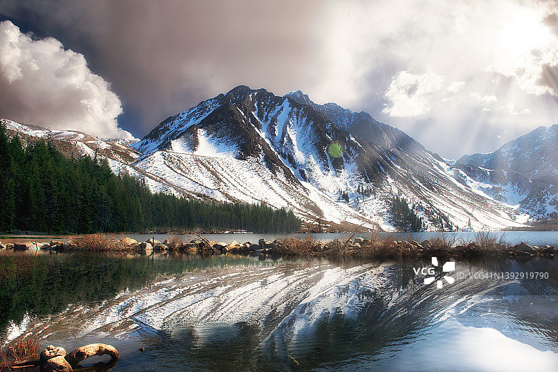 美国加利福尼亚州莫诺县康维克特湖中莫里森山的倒影图片素材