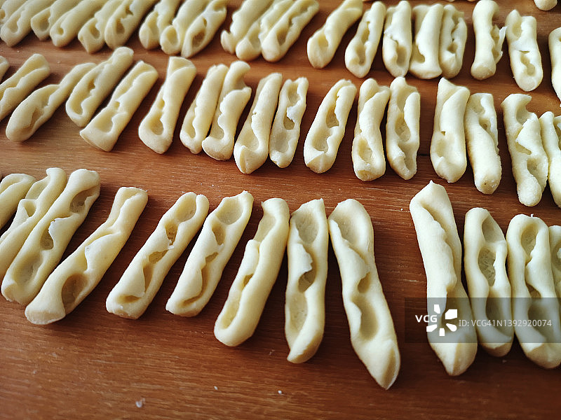 桌子上自制猫耳朵面食的特写图片素材