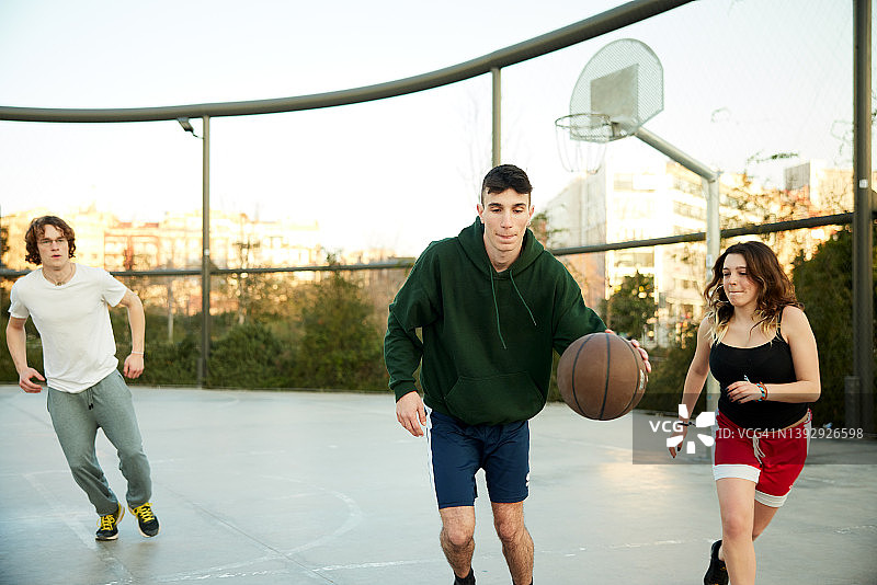 朋友们一起打街头篮球图片素材
