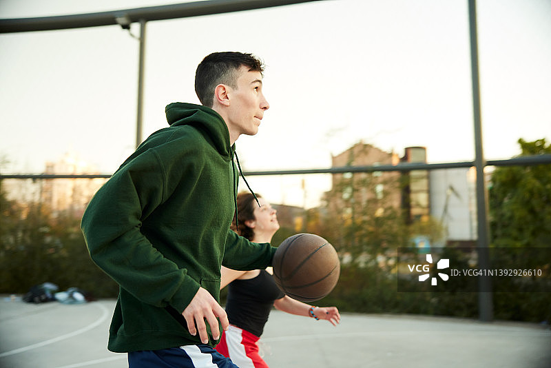 朋友们一起打街头篮球图片素材
