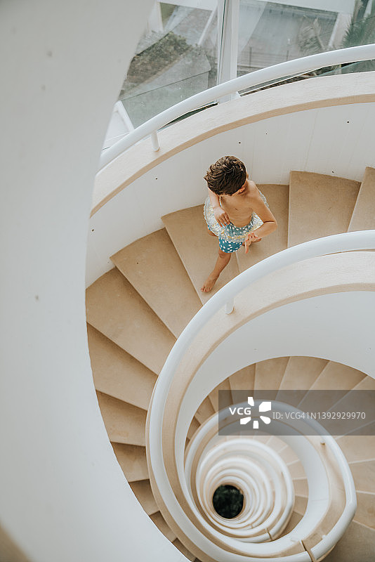 走在楼梯上的男孩们图片素材