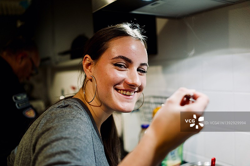 年轻女子准备新鲜的意大利面图片素材