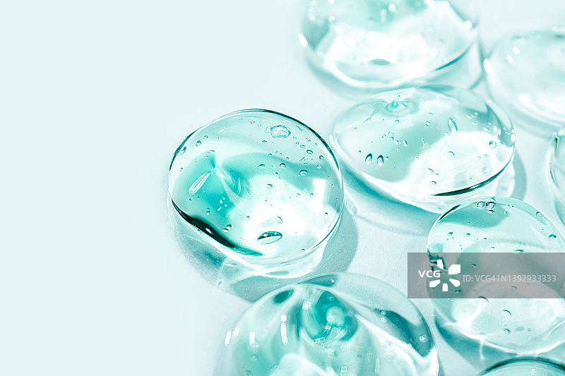 透明蓝色保湿精华液涂抹。 补水透明质酸。 带气泡的头发凝胶。 用于化妆和皮肤护理的化妆品。 美容。图片素材