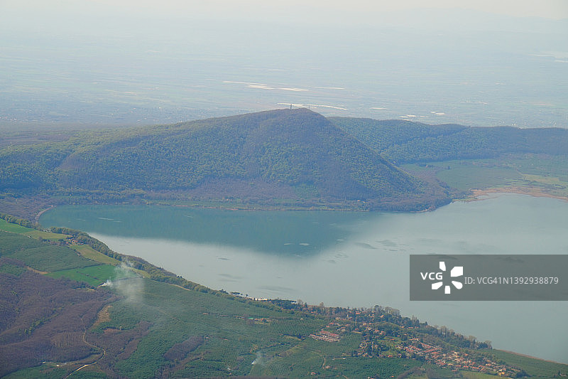 维科湖水面倒影，意大利维泰博图片素材