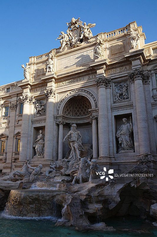 意大利罗马特莱维喷泉的清晨阳光特写图片素材