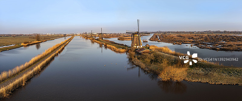 荷兰南荷兰省金德代克圩田景观中的历史风车图片素材