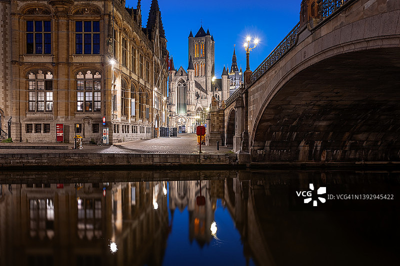 比利时根特Sint-Michielsbrug和Sint-Niklaaskerk的黄昏天际线图片素材