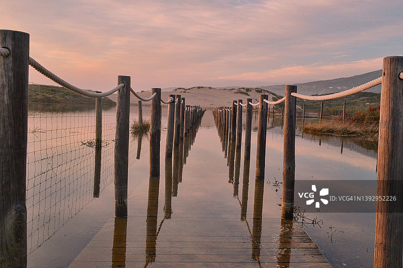 通往金乔海滩的通道及其水面倒影图片素材