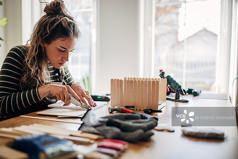 车间里的年轻女人图片素材