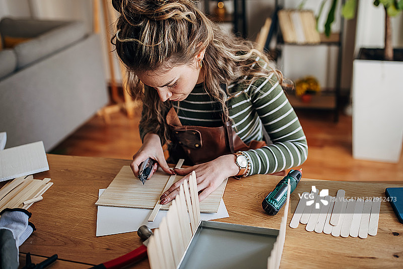 车间里的年轻女人图片素材