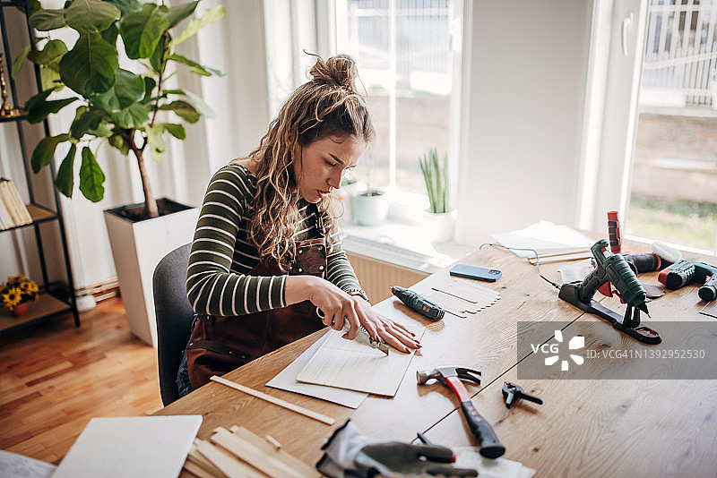 车间里的年轻女人图片素材