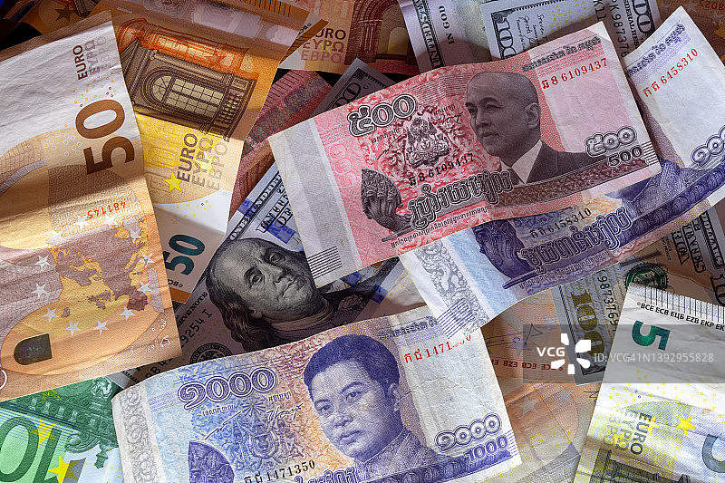 柬埔寨瑞尔、美元和欧元纸币图片素材