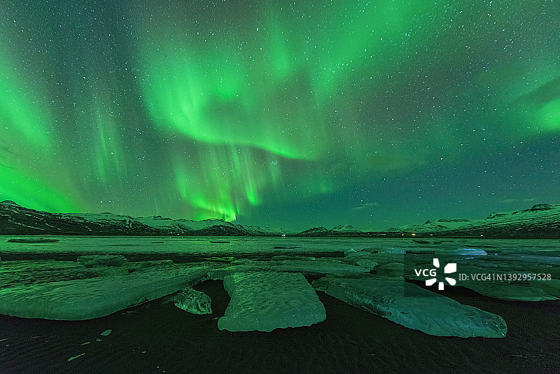 冰岛大冰川上的极光图片素材