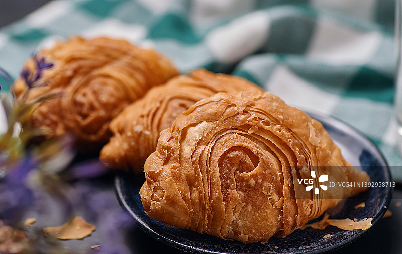 陶瓷盘上的咖喱角图片素材