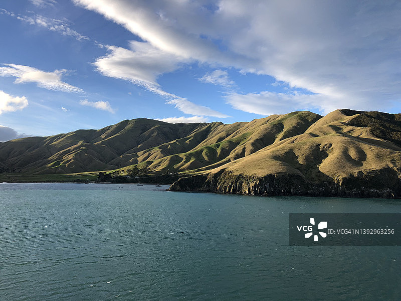 从北岛到南岛，乘坐渡轮穿越库克海峡的景色图片素材