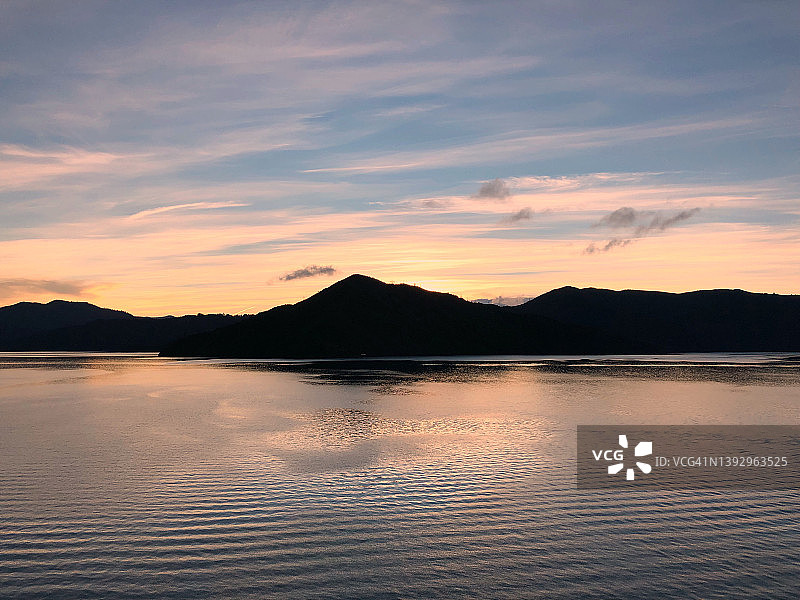 从北岛到南岛，乘坐渡轮穿越库克海峡的景色图片素材