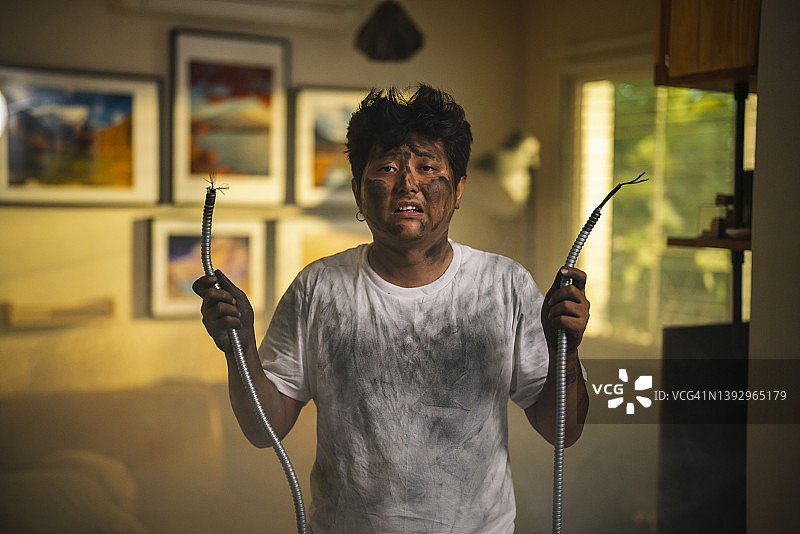 男子在家中触电图片素材