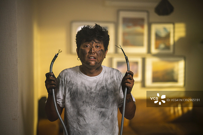 男子房屋装修时触电图片素材