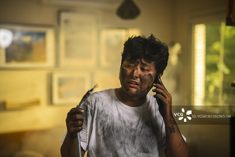 触电男人求助，烧焦滑稽的脸图片素材