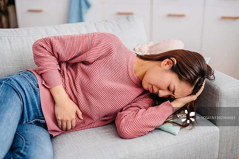 年轻女子生理期腹痛图片素材