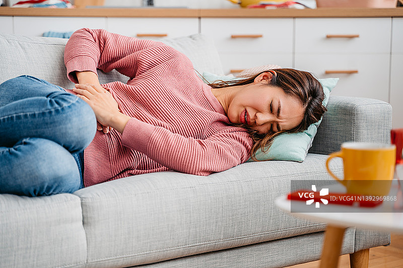 年轻女子生理期腹痛图片素材