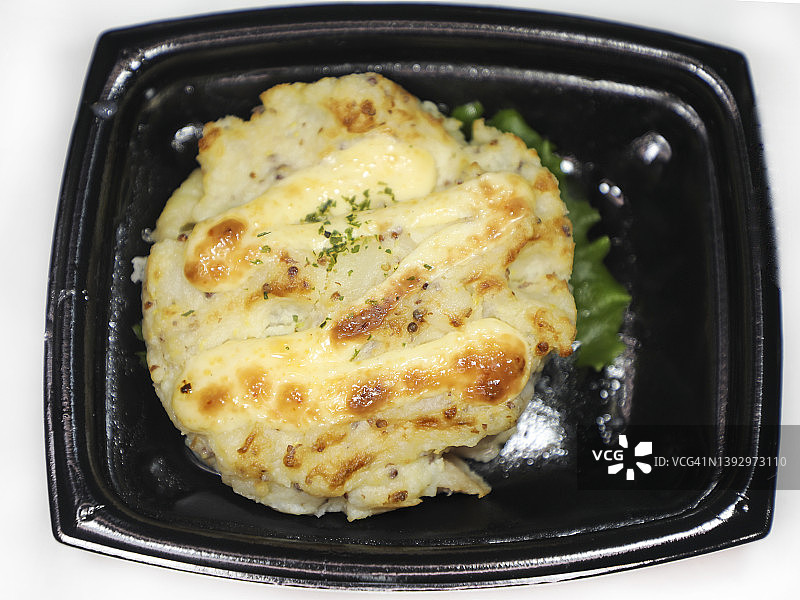 一次性容器里的芥末土豆奶酪鸡肉图片素材