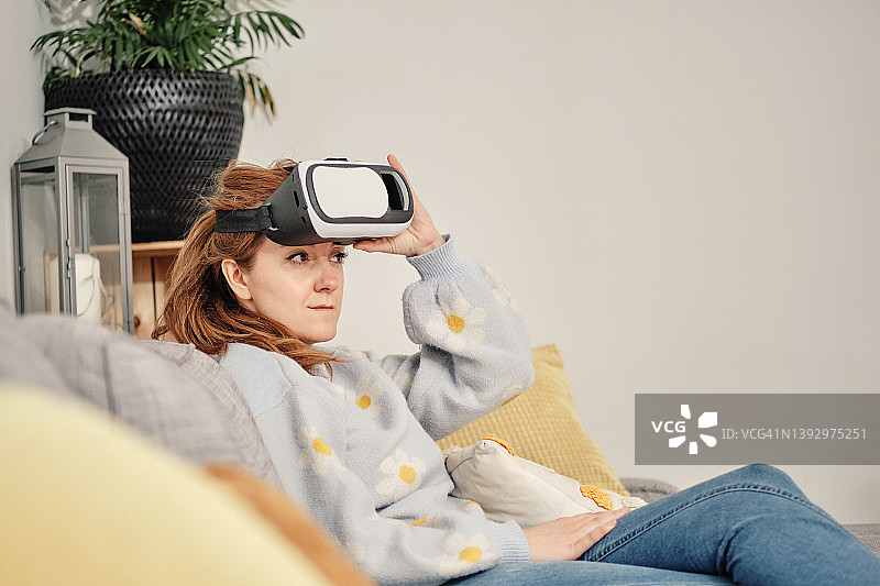 摘下虚拟现实眼镜的白人妇女图片素材