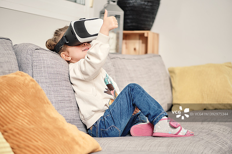 女孩使用VR眼镜图片素材
