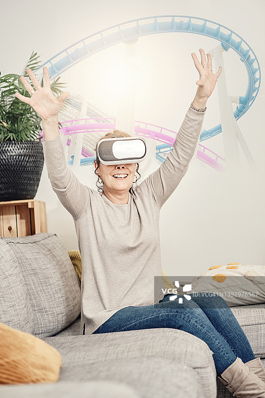 女人使用VR眼镜图片素材