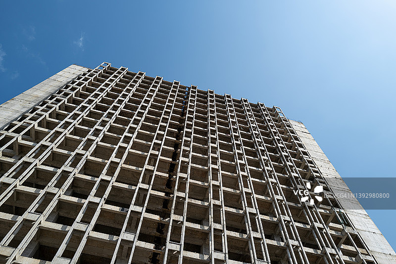 新型钢筋混凝土建筑外部的低角度视图图片素材