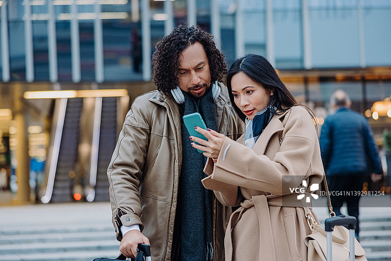 商务人士在办公楼前使用手机图片素材