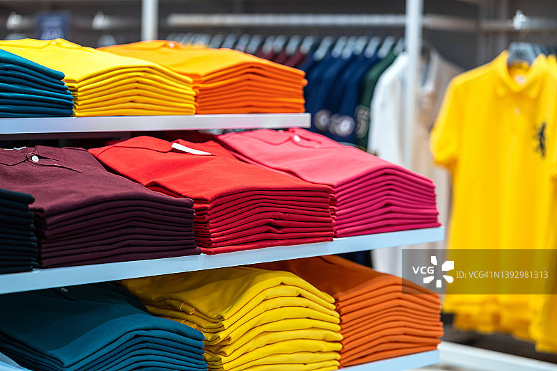 零售店衣架上的T恤图片素材