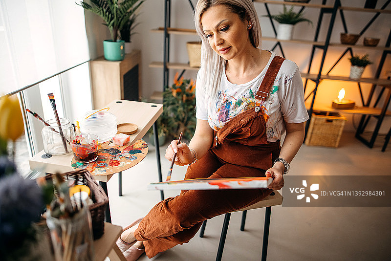 为她的工作感到自豪图片素材